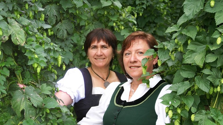 Hopfenbotschafter- und Kräuterpädagoginnen Maria Dengler und Elisabeth Geigenberger